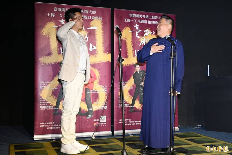 王傳一（左）分享自己當兵經歷。（記者胡舜翔攝）