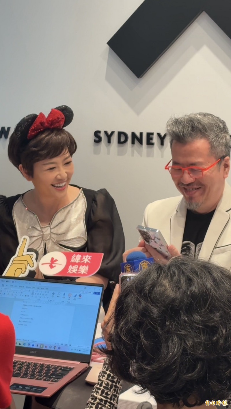 寇乃馨（左）當場拷問黃國倫。（記者侯家瑜攝）