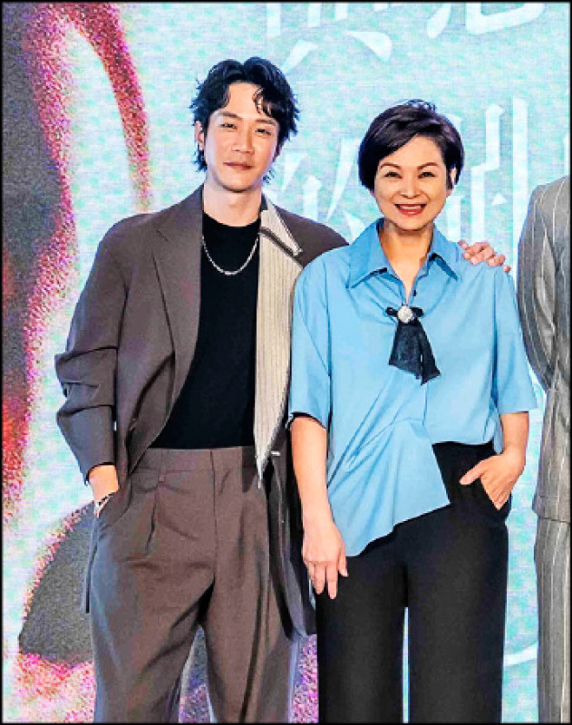 楊貴媚（右）在《我們與惡的距離2》劇情裡，飾演薛仕凌媽媽，勸他閃兵，就能早點投入政壇，被網友視為是「神預言」。（大慕影藝提供）