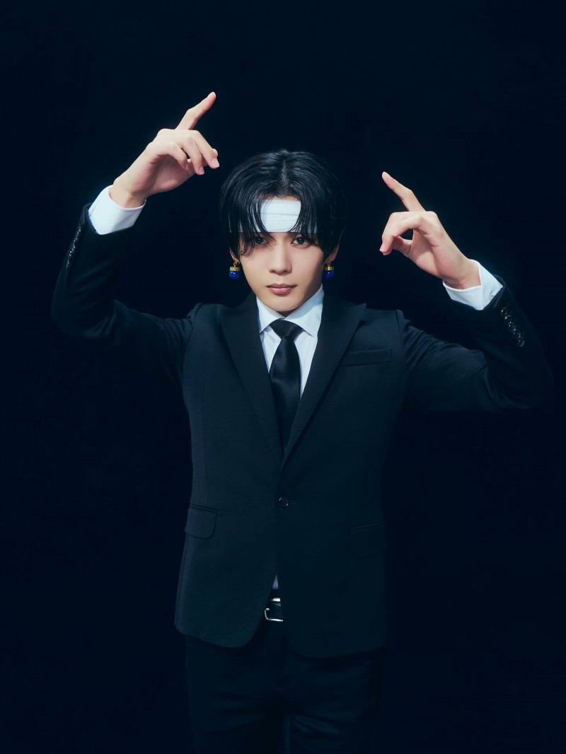 浪花男子長尾謙杜扮成《獵人》的庫洛洛。（翻攝自IG）