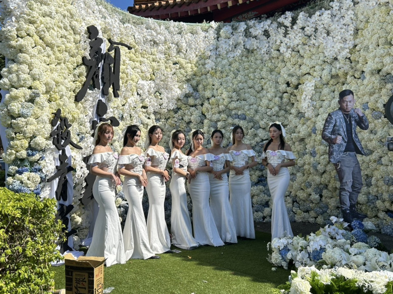 顏正國殺青宴的8位美女禮生，最後在花海前合影。（記者廖俐惠攝）