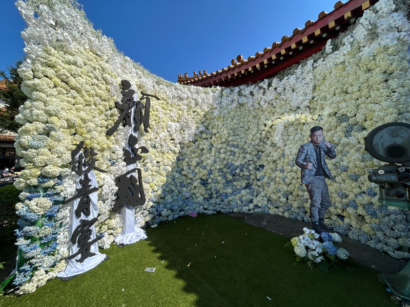 顏正國殺青宴現場放置他的人形立牌以及攝影機。（記者廖俐惠攝）