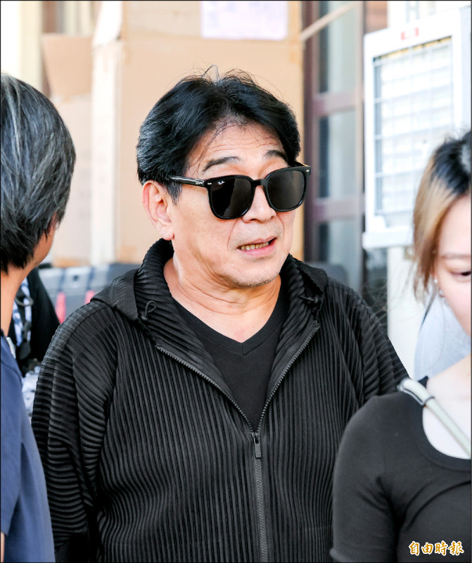 高捷率《角頭》劇組前來致哀。（記者王文麟攝）