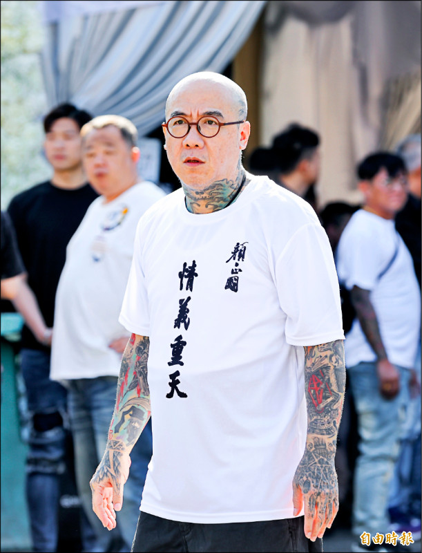 鋼鐵爸身穿「情義重天」衣服操辦顏正國後事，盼來世與他再當兄弟。（記者王文麟攝）