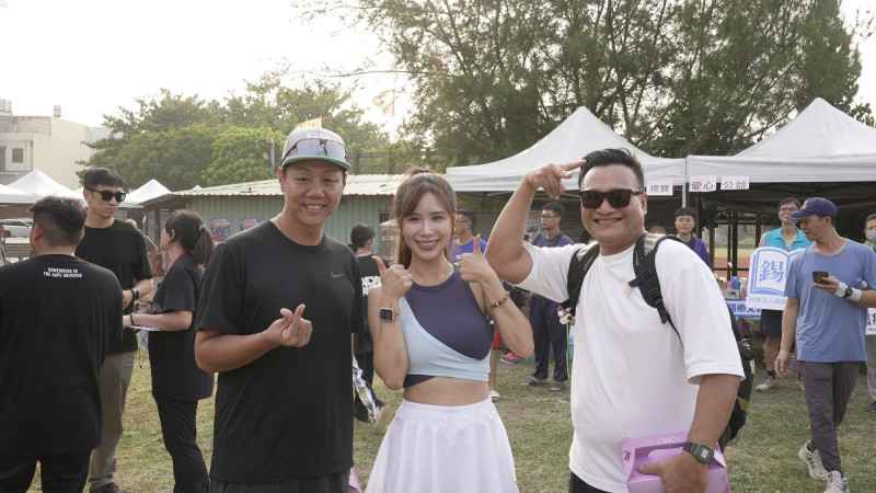 林益全（左起）、主持人沐妍、黃忠義一起參與「野孩子夢想棒球日」活動。（海爾斯提供）