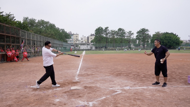 張泰山（右）和黃忠義示範投打棒球。（海爾斯提供）