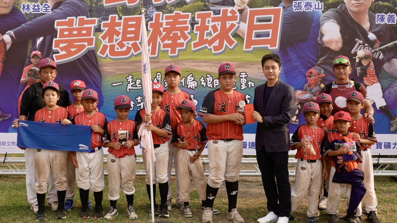 黃丹尼頒發獎金。（海爾斯提供）