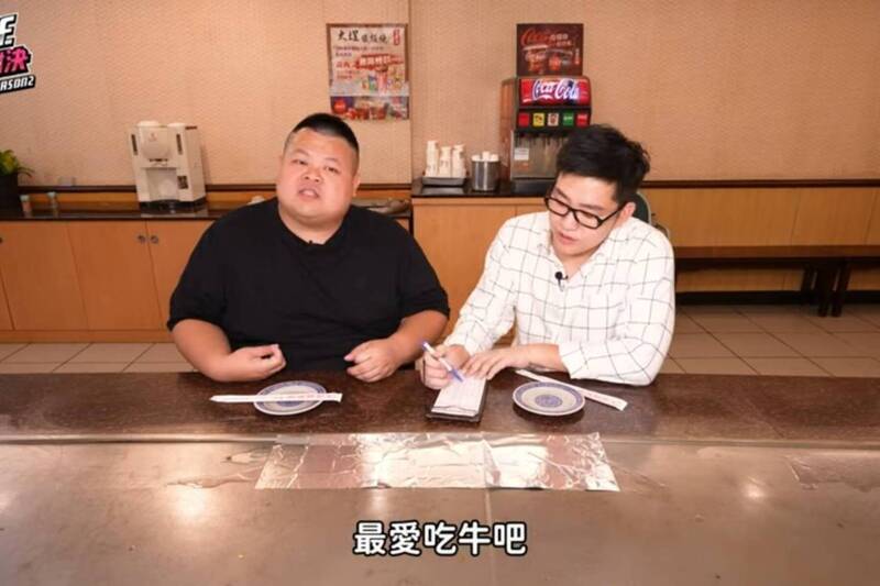 Joeman（右）爆出涉毒之後，仍不忘更新「對決系列」。圖左為大蛇丸。（翻攝自YouTube）