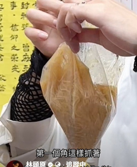 TRASH林頤原親自示範了，鹿港人如何吃麵線糊。（取自林頤原臉書）