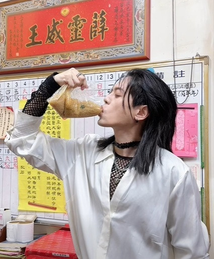 TRASH林頤原親自示範了，鹿港人如何吃麵線糊。（取自林頤原臉書）
