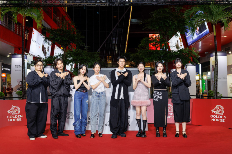 編導簡奇峯（左起）、導演蔣繼正、程予希、李沐、曾敬驊、江齊、製作人麻怡婷與編劇林欣慧為宣傳《如果我不曾見過太陽》，出席金馬影展星光紅毯。（Netflix提供）