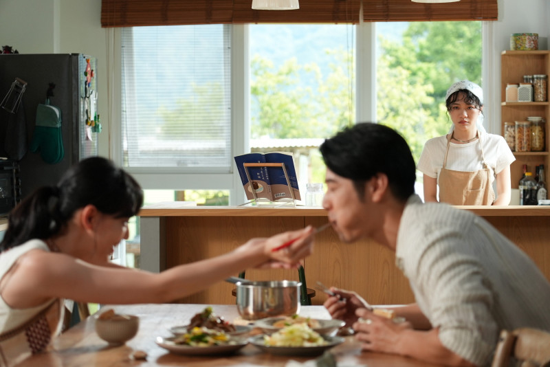 李玲葦（右起）在《就算一個人也可以好好的吃飯2》幻想胡宇威和姚以緹互動親密。（公視+提供）