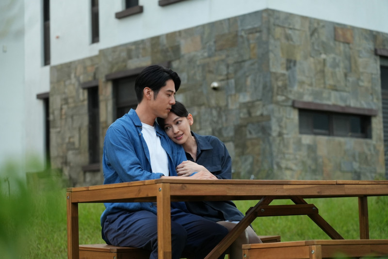 胡宇威（左）在《就算一個人也可以好好的吃飯2》面對前女友姚以緹的現身，顯得有點難以招架。（公視+提供）