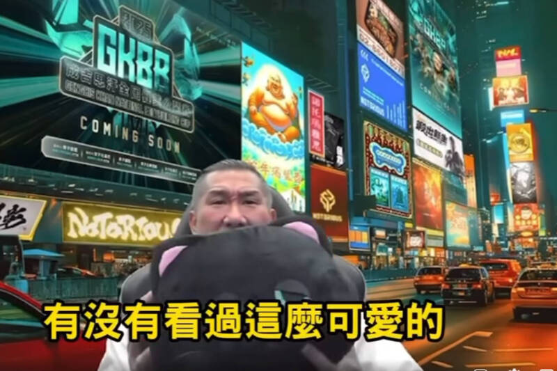 館長突然祭出滿額贈，讓人摸不著頭腦。（翻攝自YouTube）
