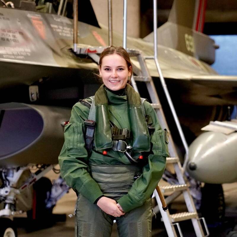 英格麗公主19歲時實現跳傘夢想，在軍方特種部隊協助下從2萬英尺高空高開傘跳下。（翻攝自IG）