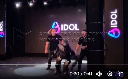 俄羅斯首款AI機器人首秀，竟破天荒在舞台上上演「仆街」戲碼！（翻攝自X）