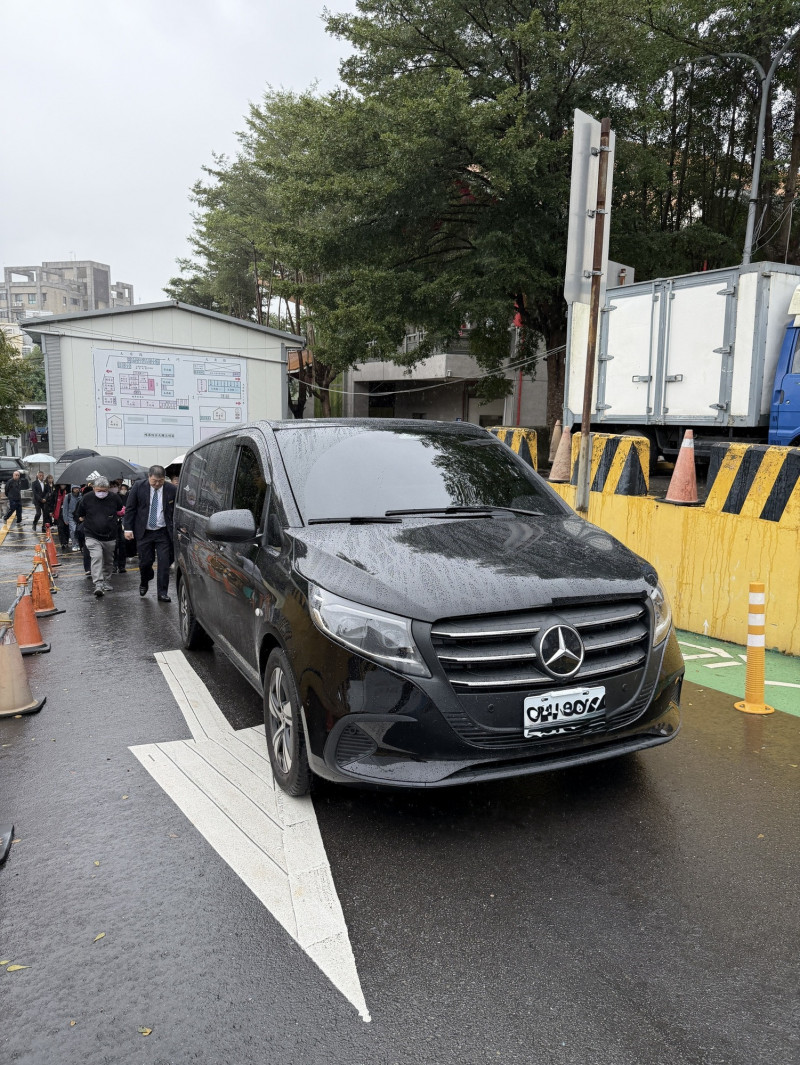 馮淬帆的告別式，親友大雨中送行，格外哀戚。（讀者提供）