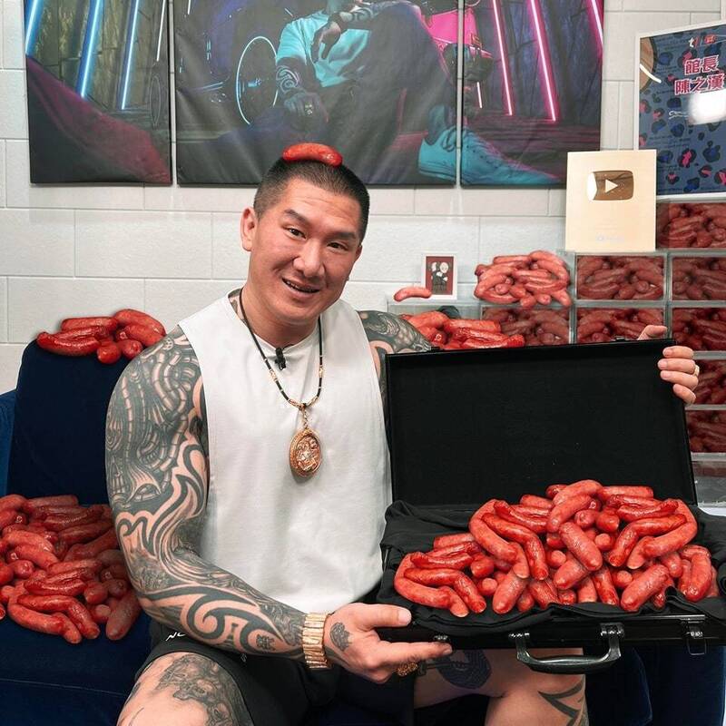 網紅館長得知八炯與閩南狼遭通緝後，表示笑死，卻遭網友酸諷。（翻攝自臉書）