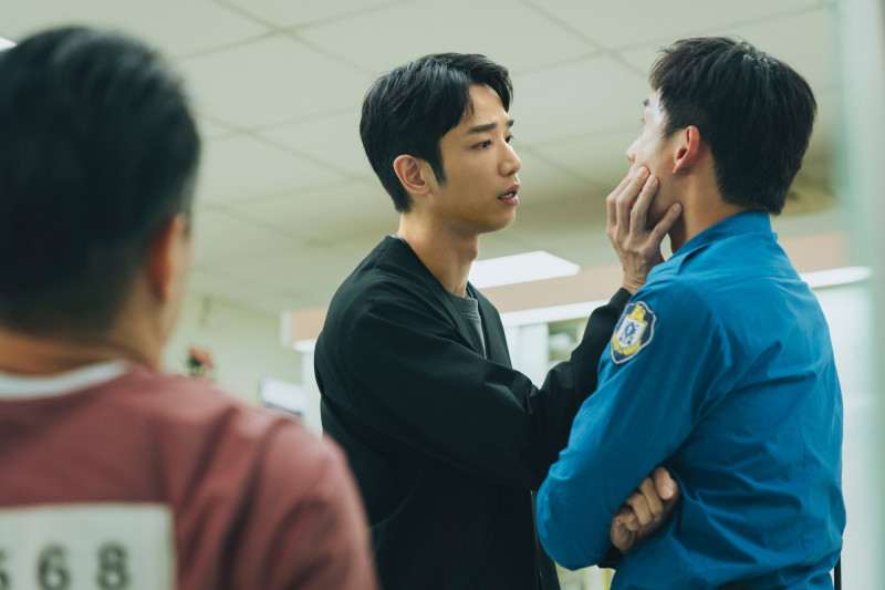 劉以豪（左）、陳澤耀在《監所男子囚生記》四目相交火花強烈。（愛奇藝國際版、壹壹影業提供）