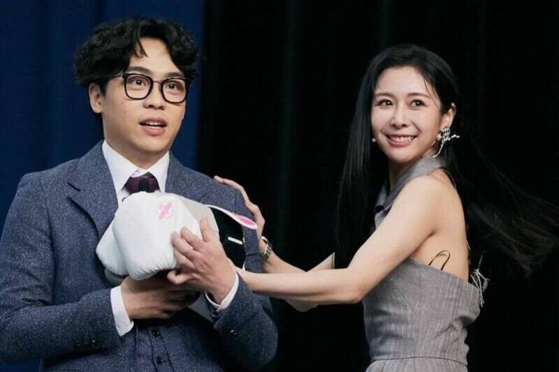 脫口秀主持人賀瓏（左）曾與Albee鬧出緋聞。（翻攝自臉書）