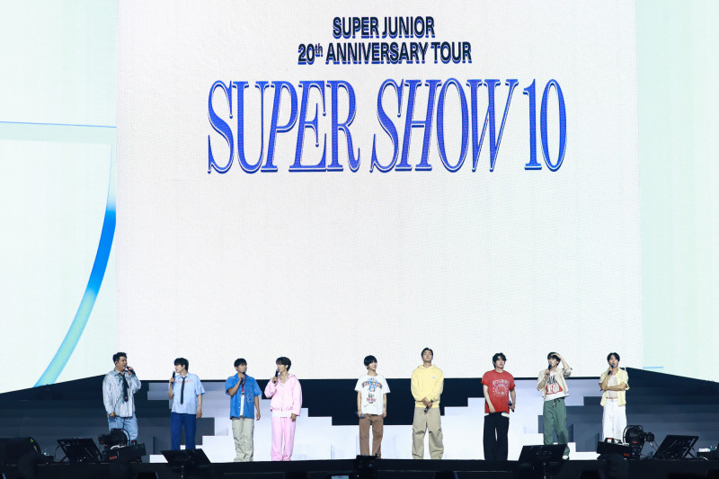 SUPER JUNIOR一字排開，向粉絲大喊「回來了」。（讀者提供）