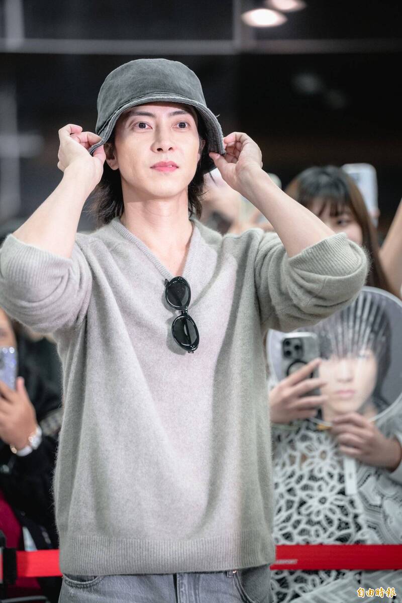 山下智久調整帽子。（記者王文麟攝）