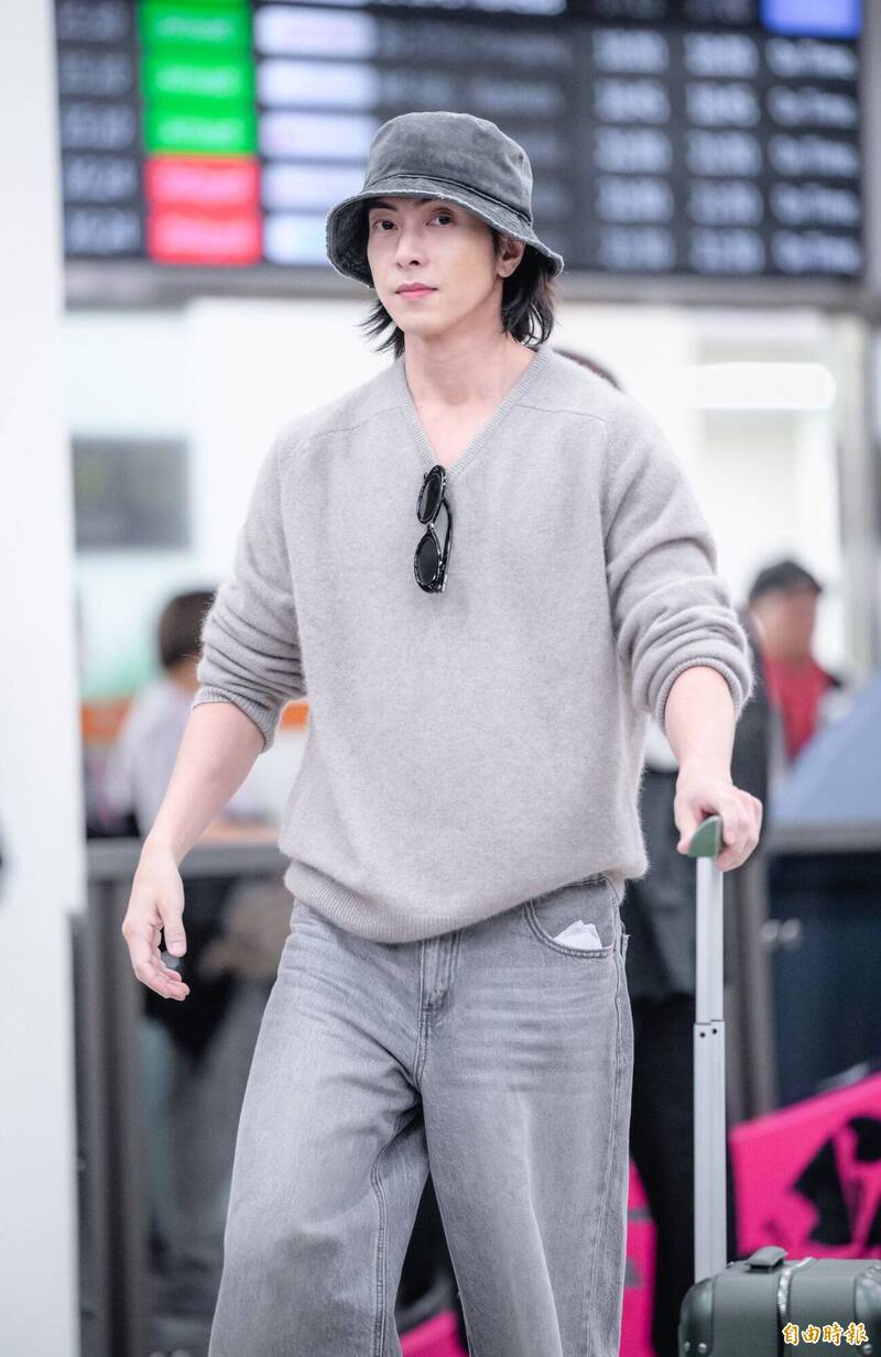 山下智久拉著行李箱現身，看起來很像來台灣度假。（記者王文麟攝）