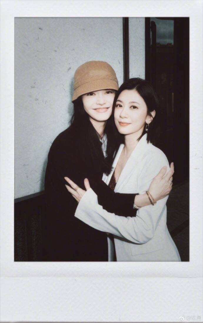 好友姚晨（左）探班賈靜雯，順道盡地主之誼。（翻攝自微博）