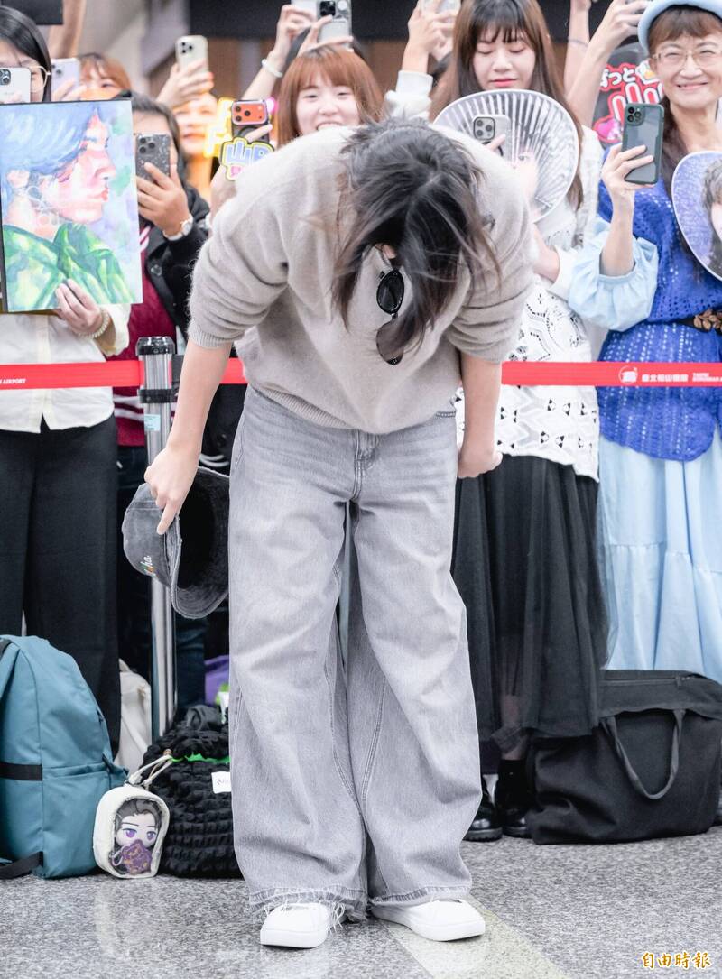 山下智久竟然鞠躬欸，實在太有禮貌了。（記者王文麟攝）