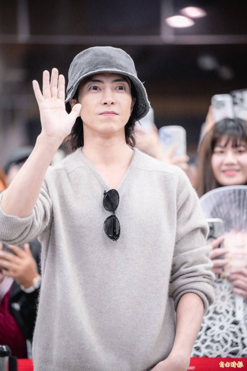 山下智久今下午現身松山機場入境大廳，大批粉絲早已久候多時。（記者王文麟攝）