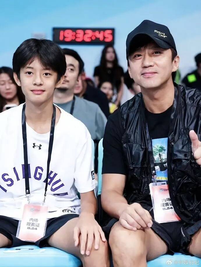 14歲的等等（左）坐在鄧超身邊，長相非常秀氣。（翻攝自微博）