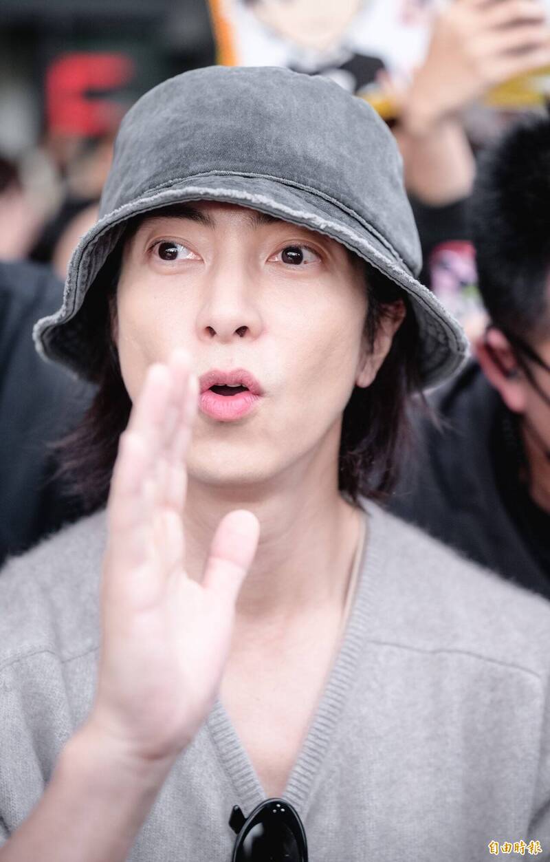 山下智久一度寸步難行，示意周圍的人小心。（記者王文麟攝）