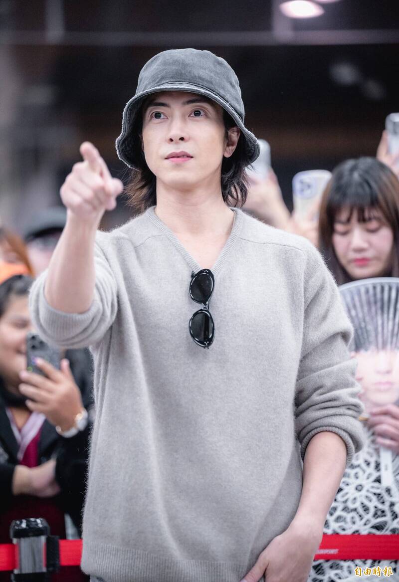 山下智久指向前方，確認鏡頭方向。（記者王文麟攝）