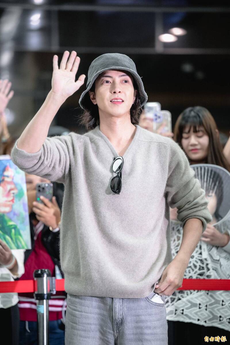 山下智久跟粉絲及媒體打招呼。（記者王文麟攝）