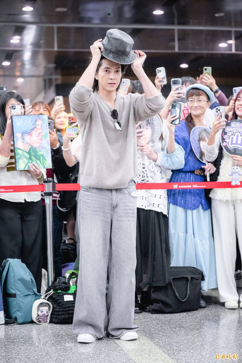 山下智久面對媒體鏡頭脫帽鞠躬，實在有夠禮貌，很少有日本藝人像他這樣。（記者王文麟攝）