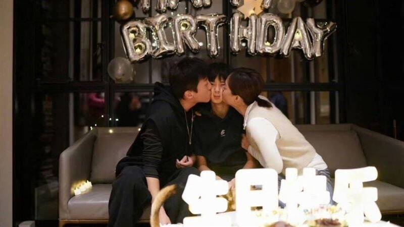 鄧超（左）、孫儷（右）一人一邊親吻兒子等等，把帥臉都親到變形。（翻攝自微博）