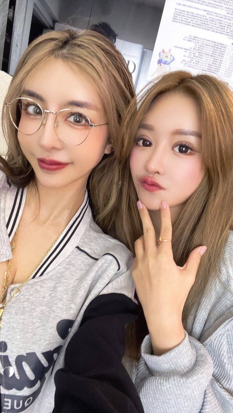 情色教主雪碧（左）與謝侑芯是好朋友。（翻攝自臉書）