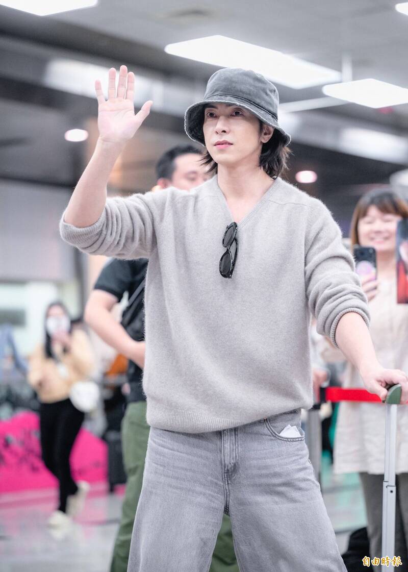 山下智久拉著行李箱跟大家揮揮手。（記者王文麟攝）