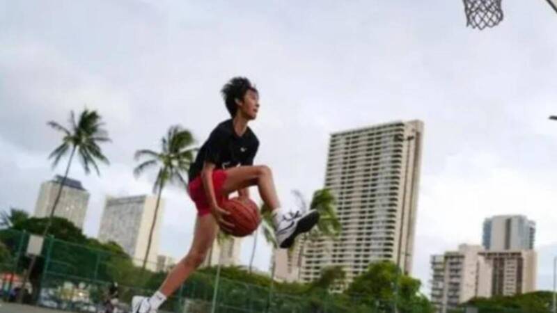 鄧超忍不住曬出兒子等等帥氣胯下運球的照片。（翻攝自微博）