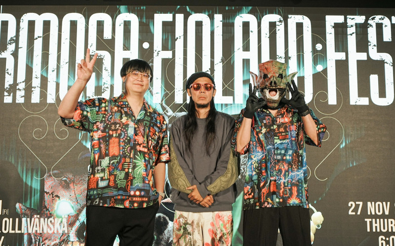 血肉果汁機身穿設計師布雷克打造的服飾，在芬蘭演出。（文化總會提供）