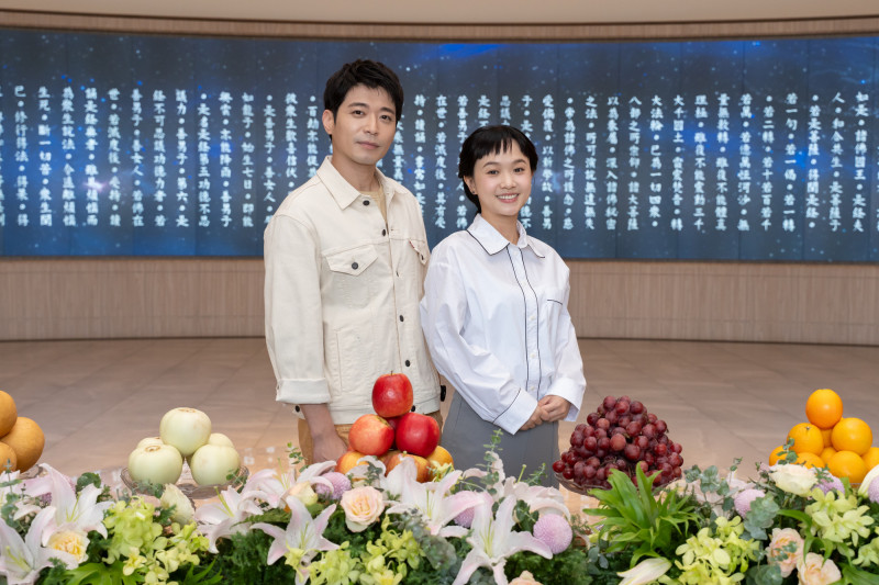 侯彥西（左）、嚴正嵐在《大愛街二巷》飾演夫妻。（大愛電視提供）