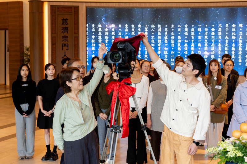 《大愛街二巷》開鏡儀式。統籌潘鳳珠（左）、男主角侯彥西（右）揭開攝影機紅布。（大愛電視提供）