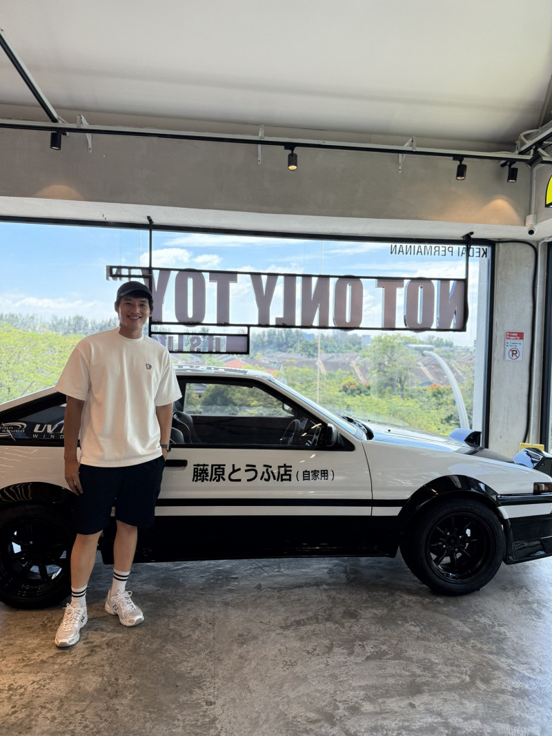 陳澤耀因《頭文字D》愛上AE86，名下有2輛AE86。（陳澤耀提供）