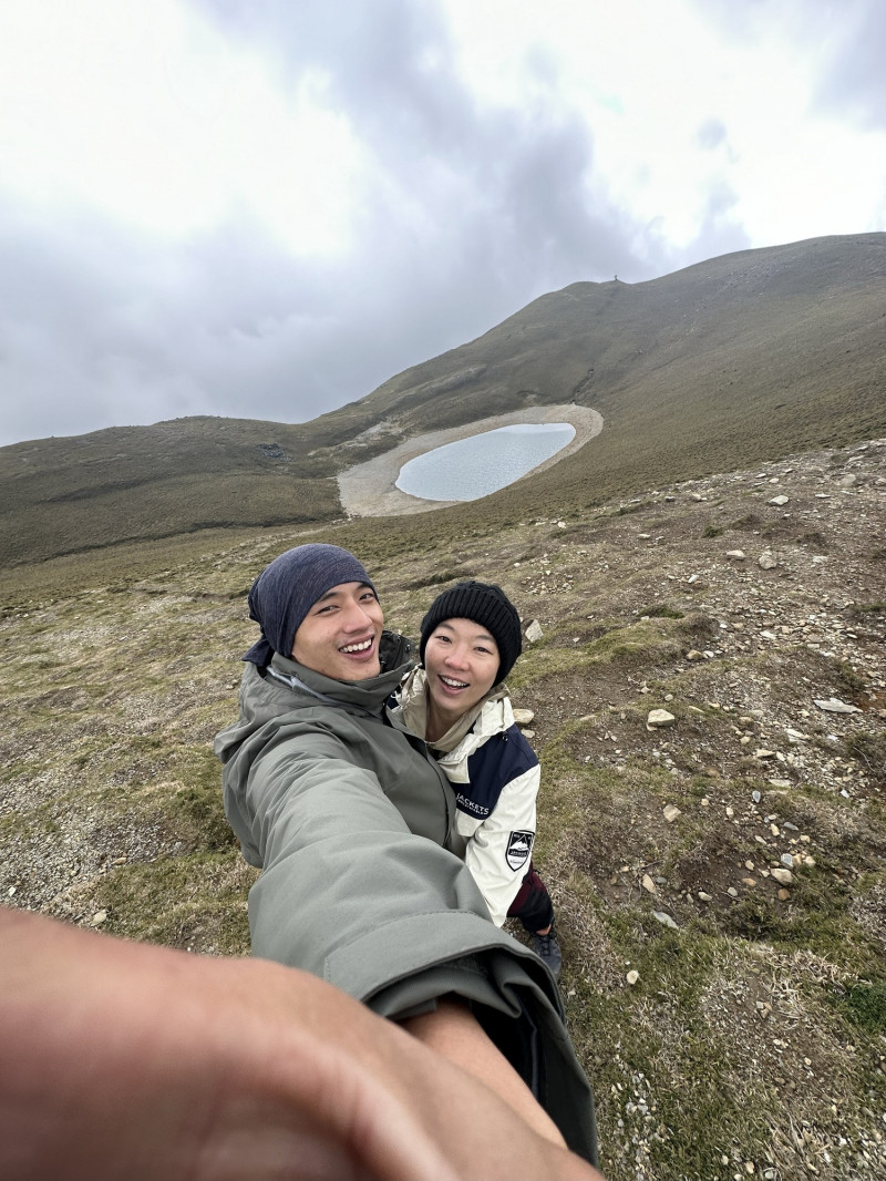 陳澤耀（左）和太太雲鎂鑫都喜愛戶外活動。（陳澤耀提供）