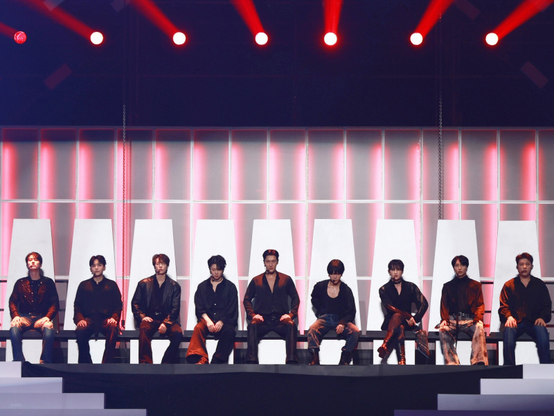 SUPER JUNIOR坐著登場，宛如宣告王者歸來。（讀者提供）