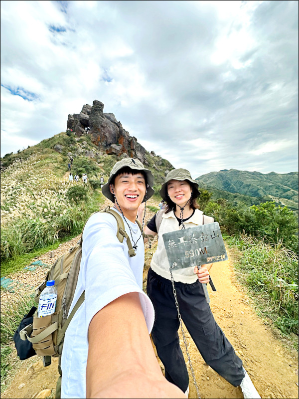 陳澤耀（左）和太太雲鎂鑫都喜愛戶外活動。（陳澤耀提供）