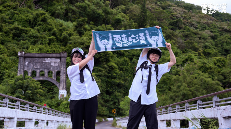 《電車吃漢》主持陣容有不同搭配，Zona（左）主委吳至晟的配對超級可愛。（Dcard Video提供）