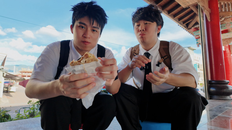 Rio（左）透露，其實《電車吃漢》原本是做成美食節目，右為Leo。（Dcard Video提供）
