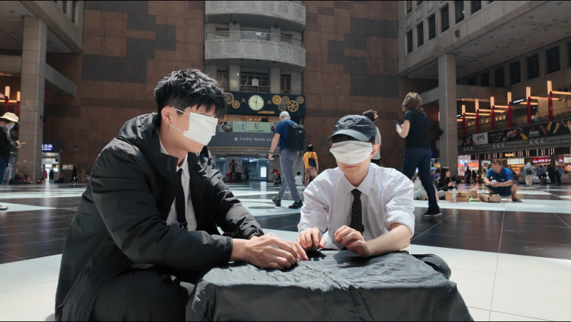 《電車吃漢》早上9點在台北車站集合，矇眼抽車票，決定要去哪個冷門車站。（Dcard Video提供）