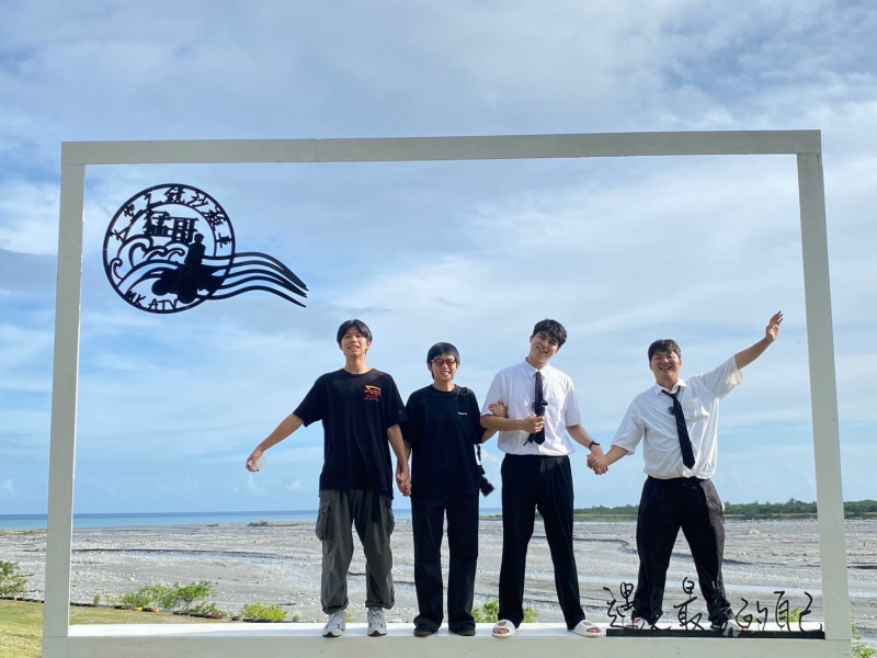 《電車吃漢》走過的地方，成為不少人想踩點的目標，意外帶動當地觀光，Bryce（左起）、Nakaw、Rio、Leo因。（Dcard Video提供）